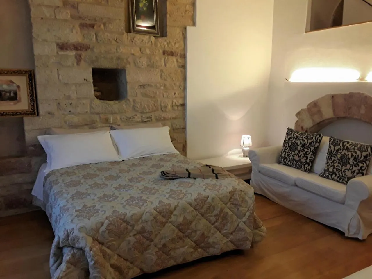 Suite Assisi 0*,